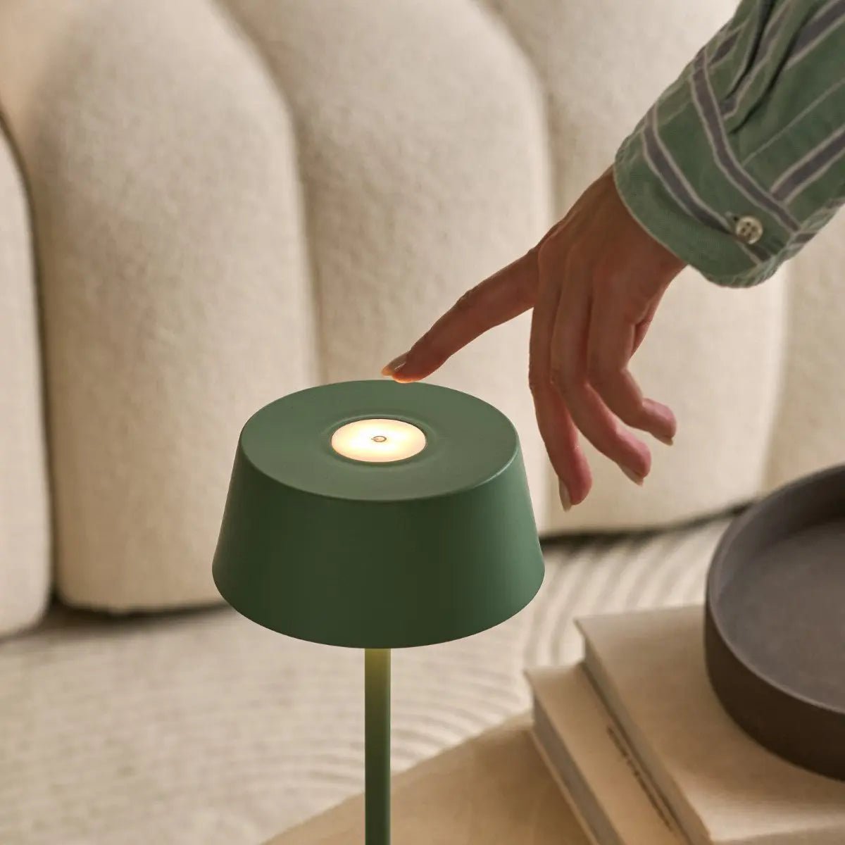 Hugo Tischlampe Sage Green – Wiederaufladbar, dimmbar & kabellos
