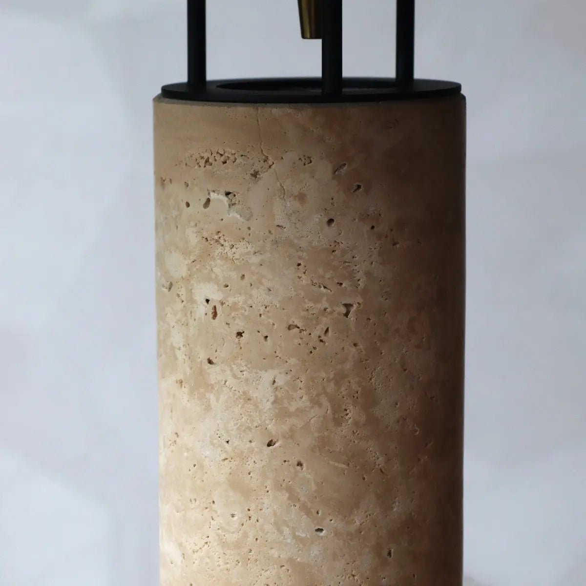 Tischlampe aus Travertin und Metall 35 cm – Modell Nicolaas