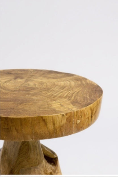 Holzhocker aus Teakholz – handgefertigt, natürliche Form, 45×40×40 cm