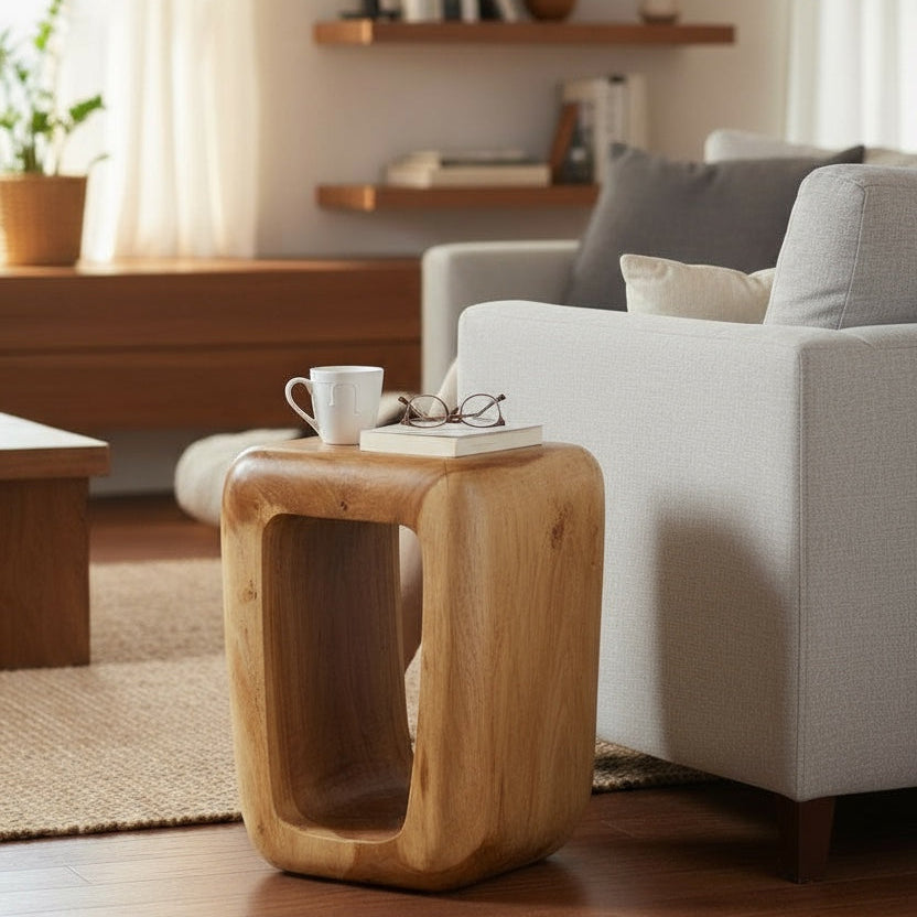 Massiver Suarholz-Beistelltisch mit natürlicher Maserung