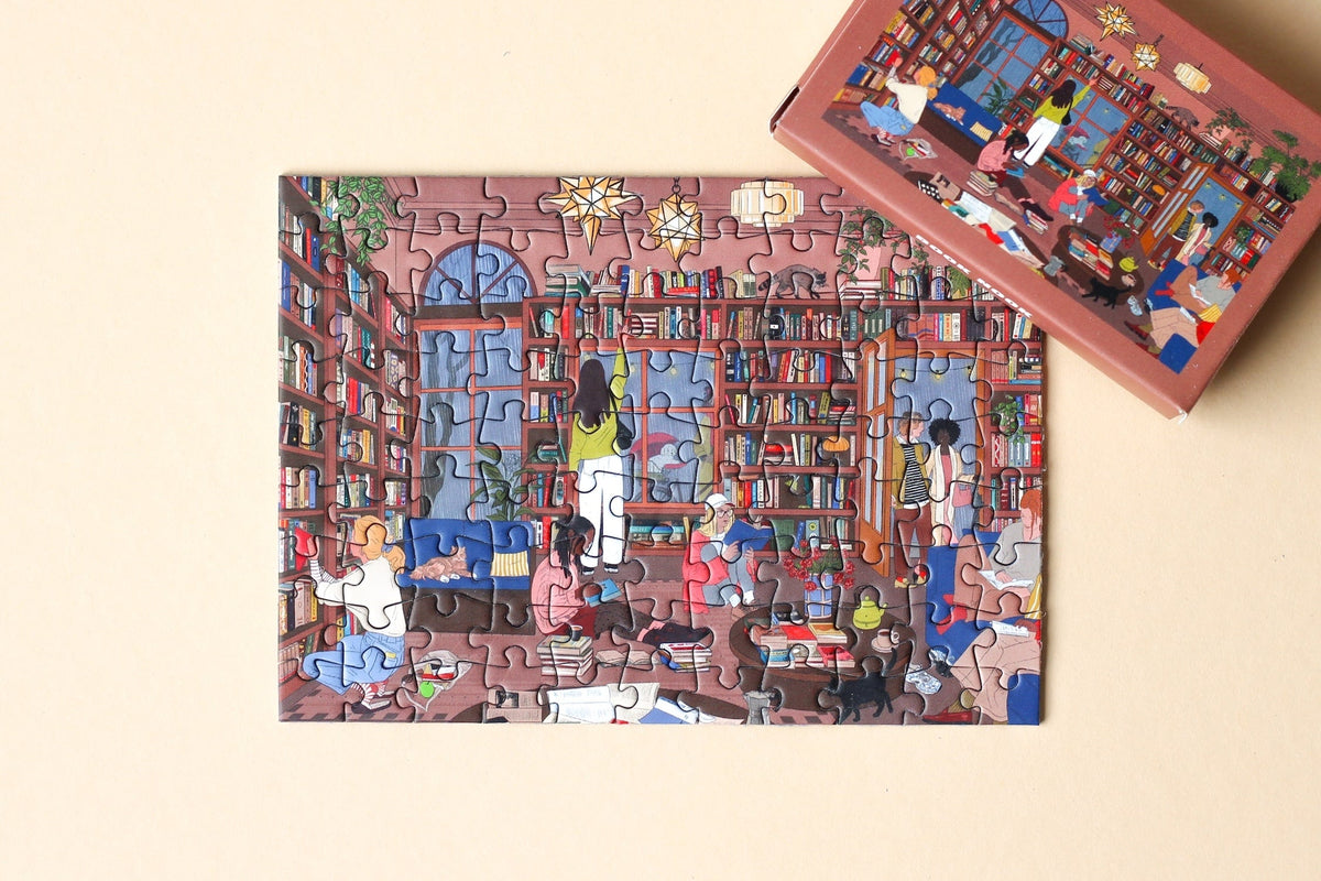 Fertig gelegtes Minipuzzle Book Nook mit passender Schachtel oben rechts