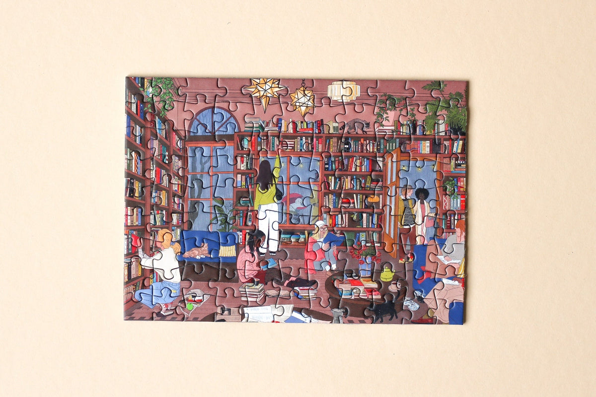 Fertig gelegtes Minipuzzle Book Nook mit Bücherregalen, lesenden Figuren und Katzen
