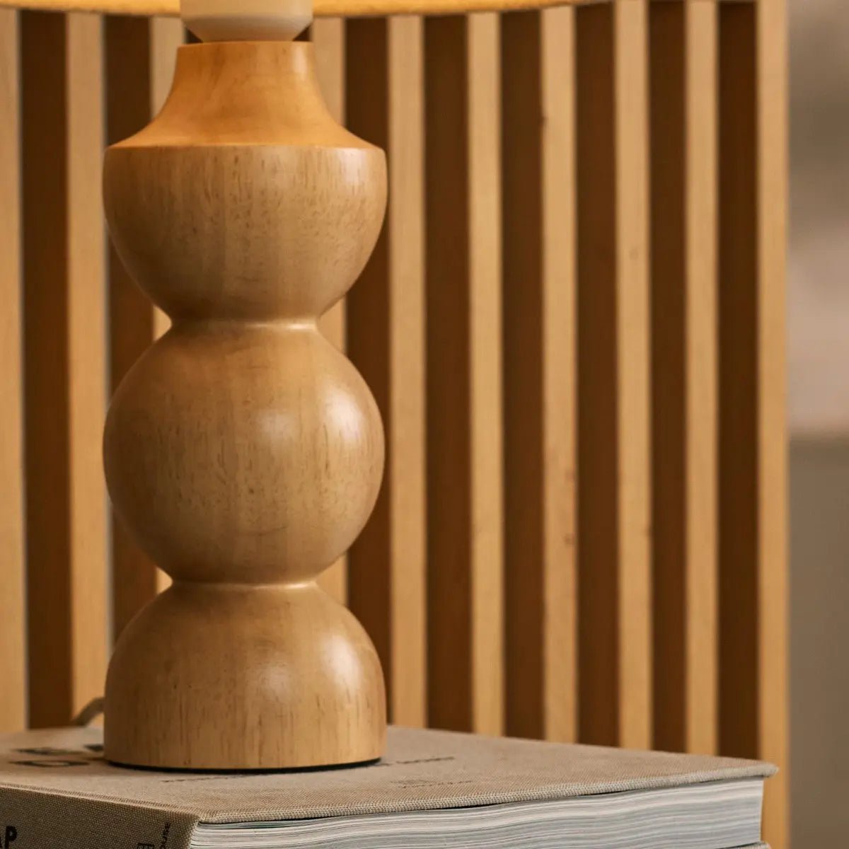 Oliver – Tischlampe aus Holz mit Leinen-Lampenschirm