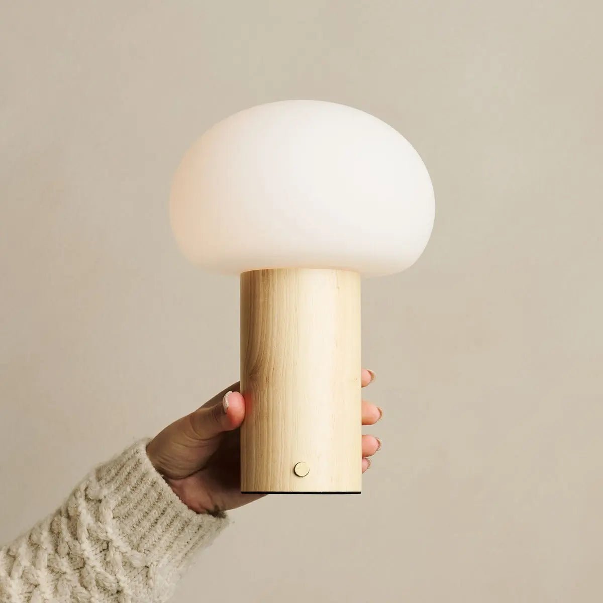 Sam Holztischlampe – Hellbraun mit Glas, wiederaufladbar & dimmbar