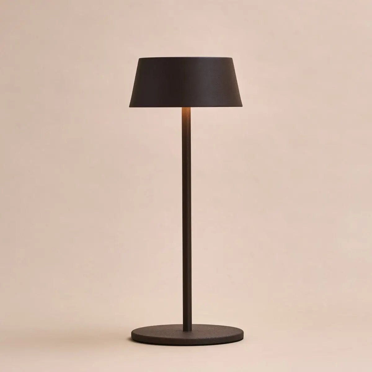 Hugo Mocha Brown Tischlampe – Wiederaufladbar, kabellos & dimmbar