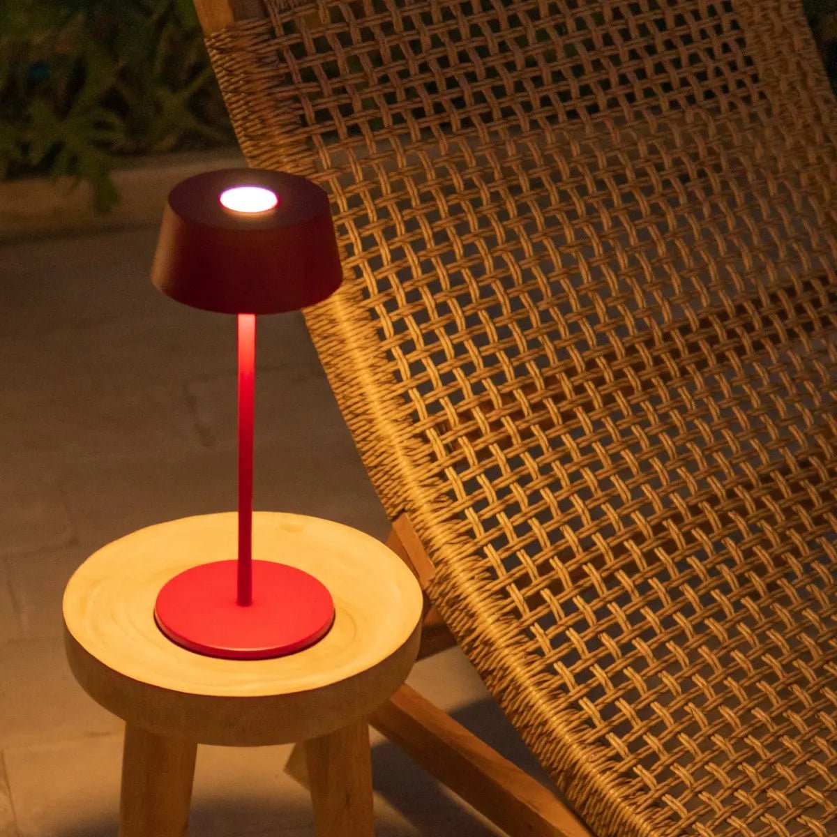 Hugo Berry Red – Wiederaufladbare Eisen-Tischlampe | Dimmbar, kabellos und stilvoll