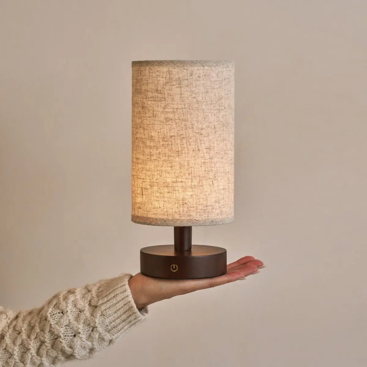 Ben Dunkelbraune Holztischlampe – wiederaufladbar, dimmbar, USB-C