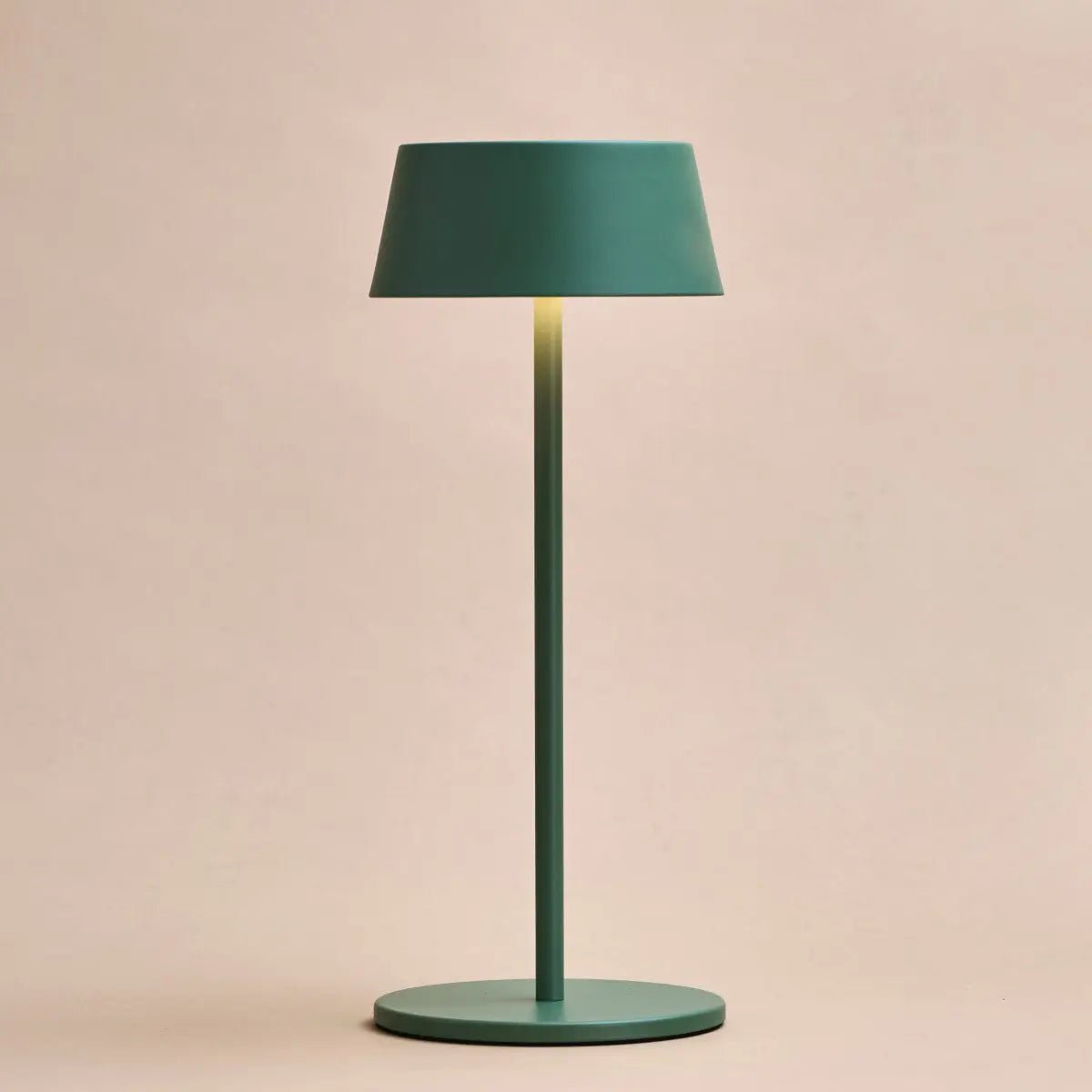 Hugo Tischlampe Sage Green – Wiederaufladbar, dimmbar & kabellos