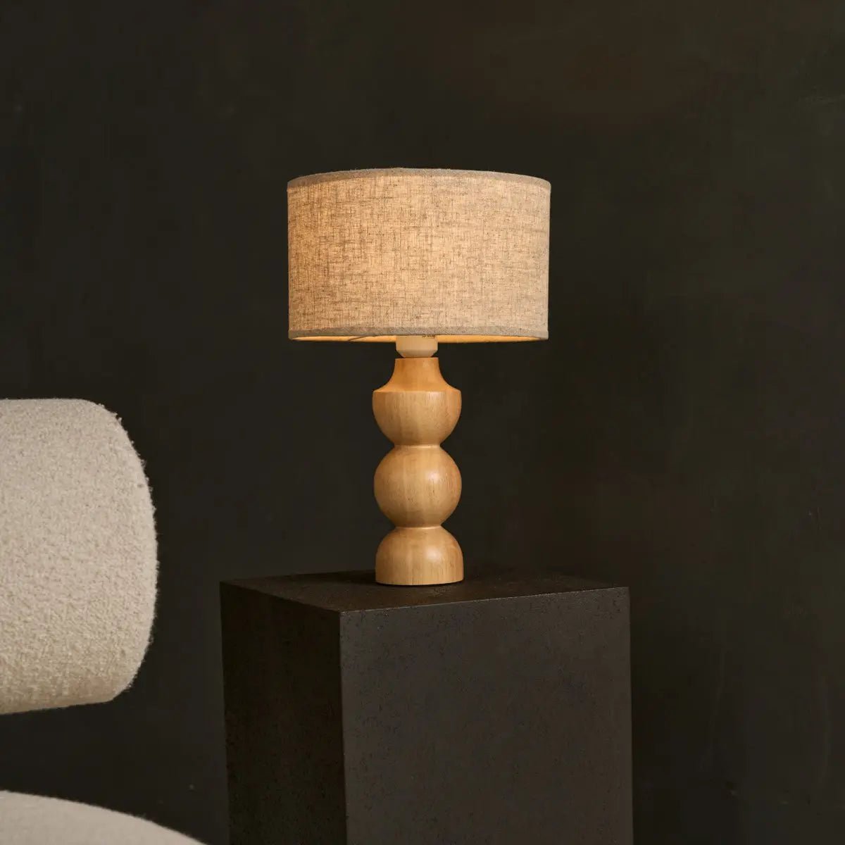 Oliver – Tischlampe aus Holz mit Leinen-Lampenschirm