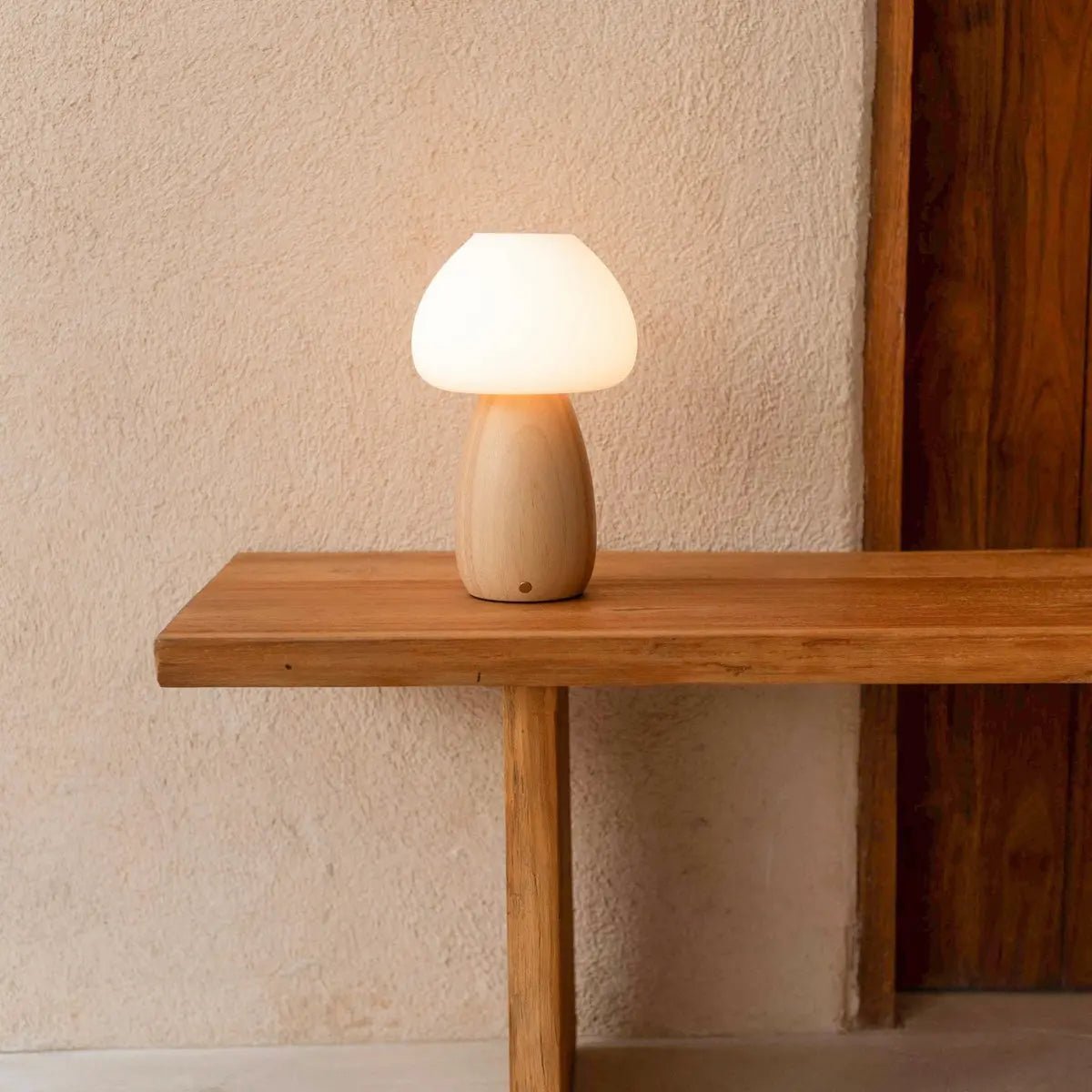 Kabellose Tischlampe Bär aus Holz und Milchglas