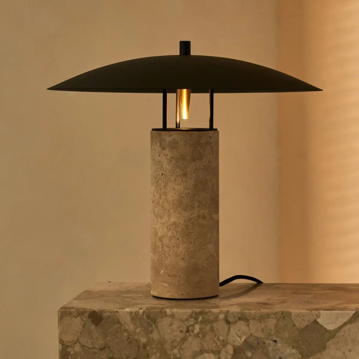 Tischlampe aus Travertin und Metall 35 cm – Modell Nicolaas