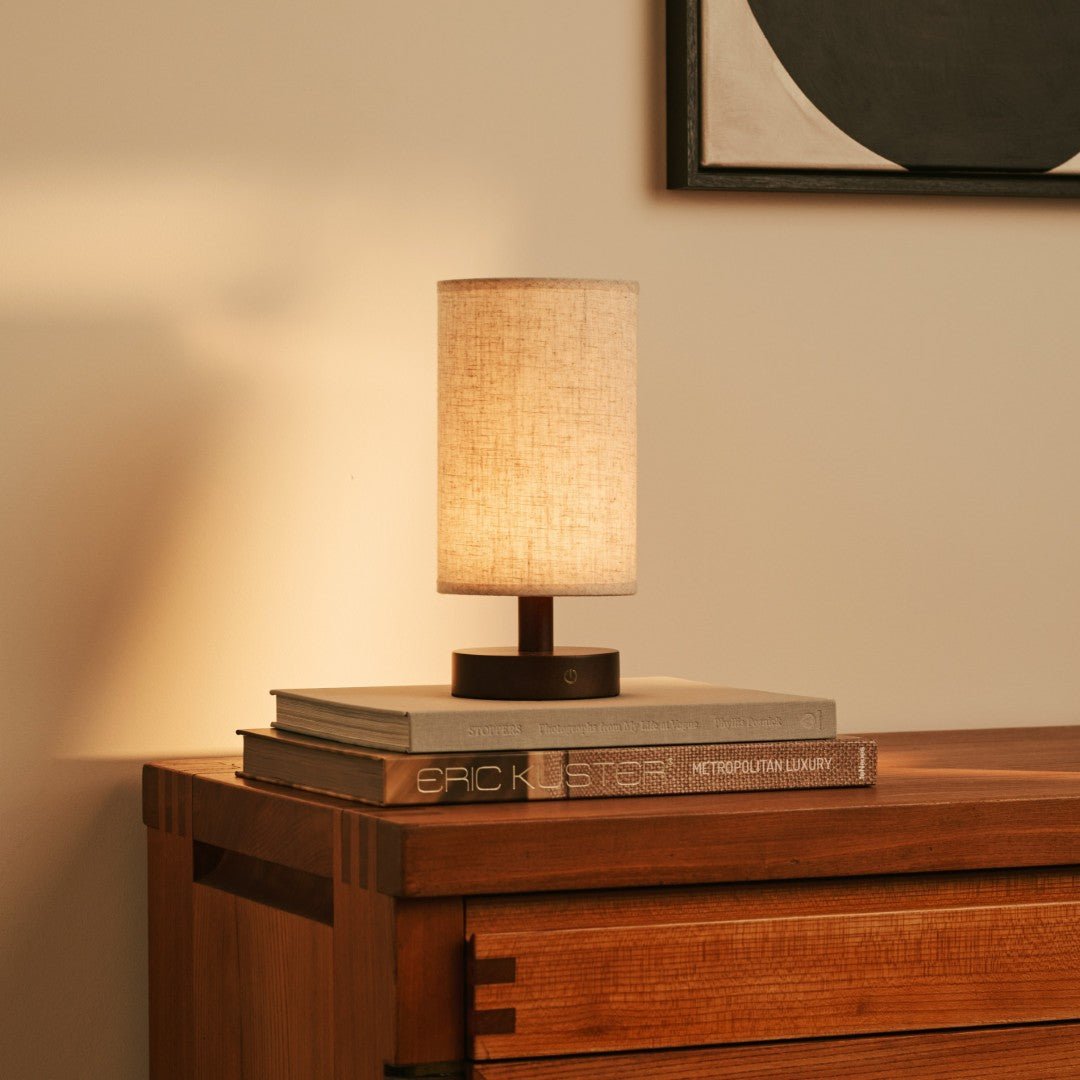 Ben Dunkelbraune Holztischlampe – wiederaufladbar, dimmbar, USB-C