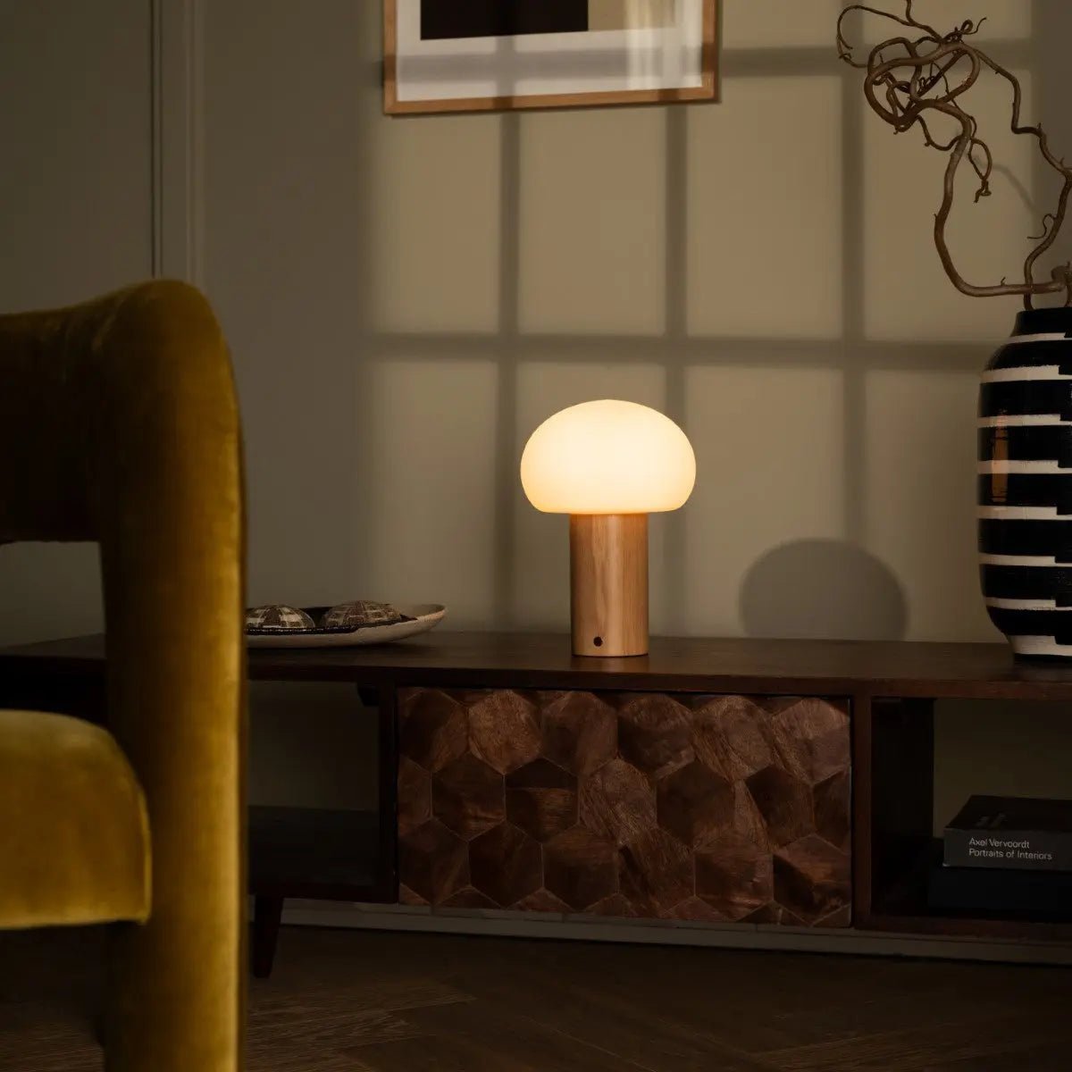 Sam Holztischlampe – Hellbraun mit Glas, wiederaufladbar & dimmbar