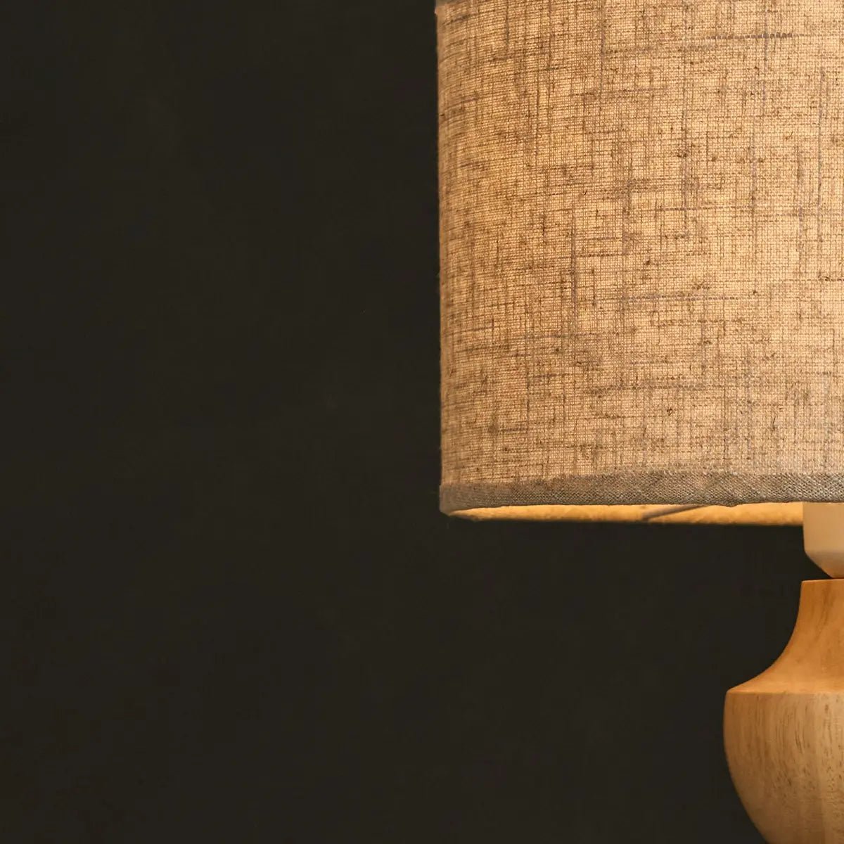 Oliver – Tischlampe aus Holz mit Leinen-Lampenschirm
