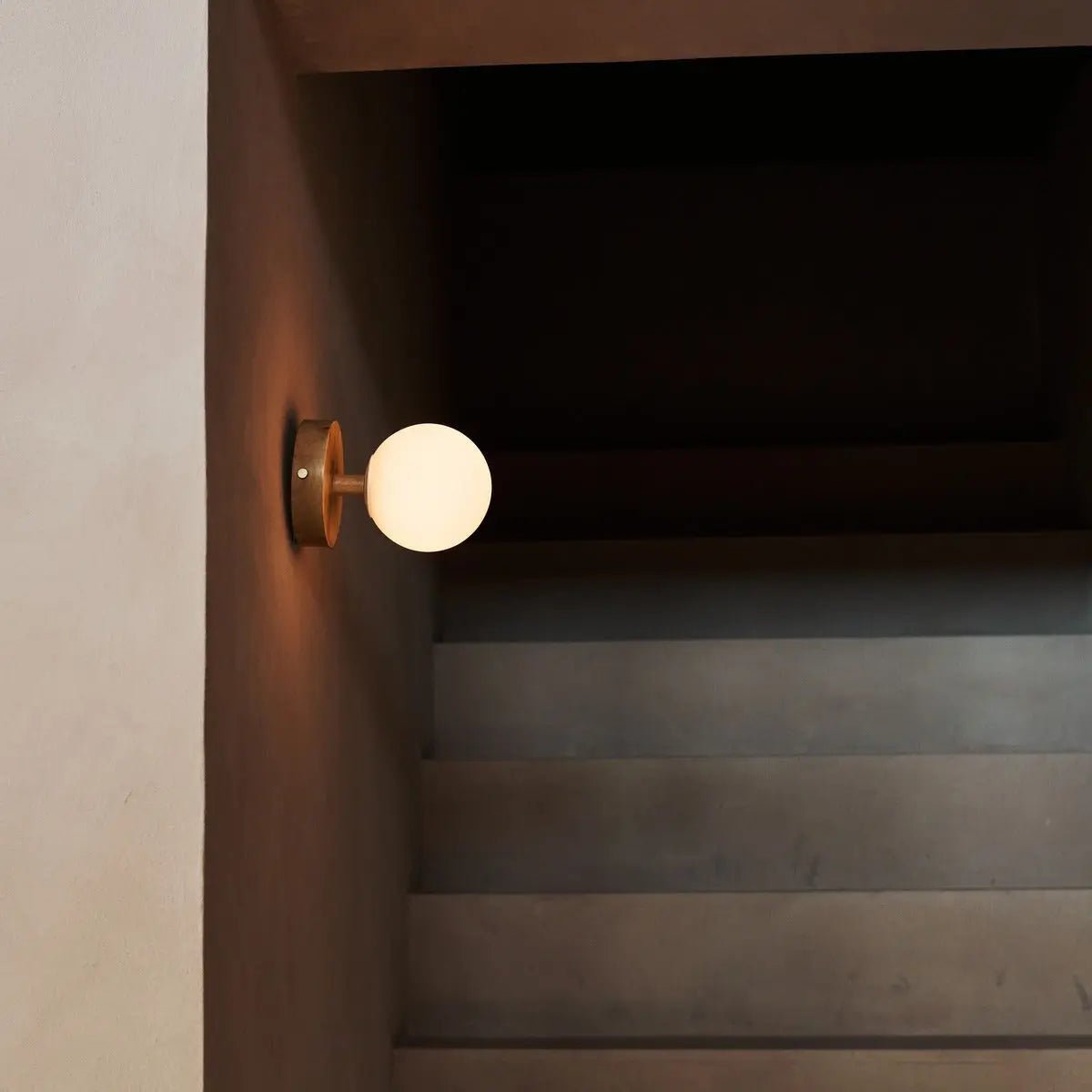 Kabellose Wandleuchte Richella aus Holz und Milchglas