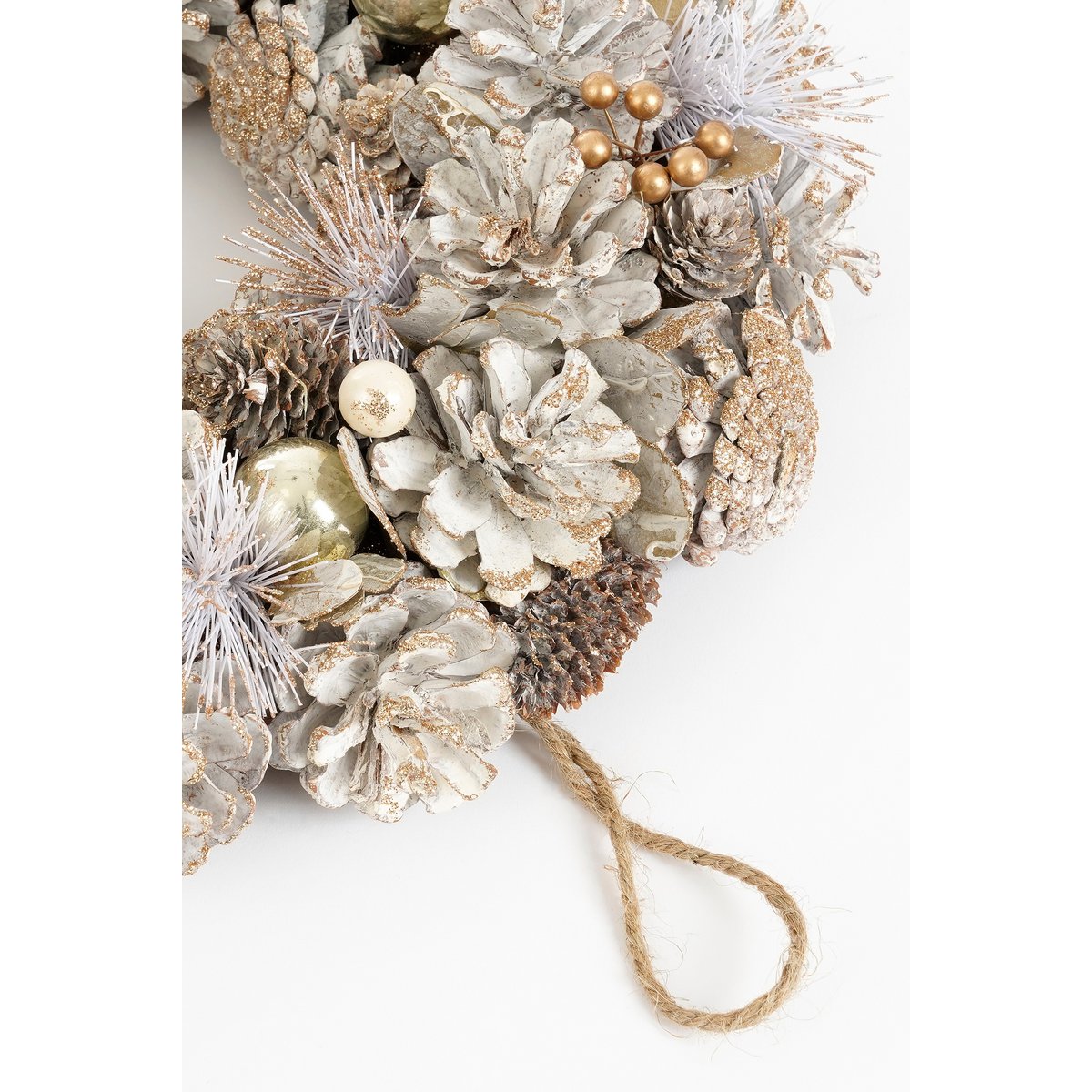 Hanley Weihnachtskranz – Kiefernkegel – Weiß & Gold – Ø34 × H9 cm