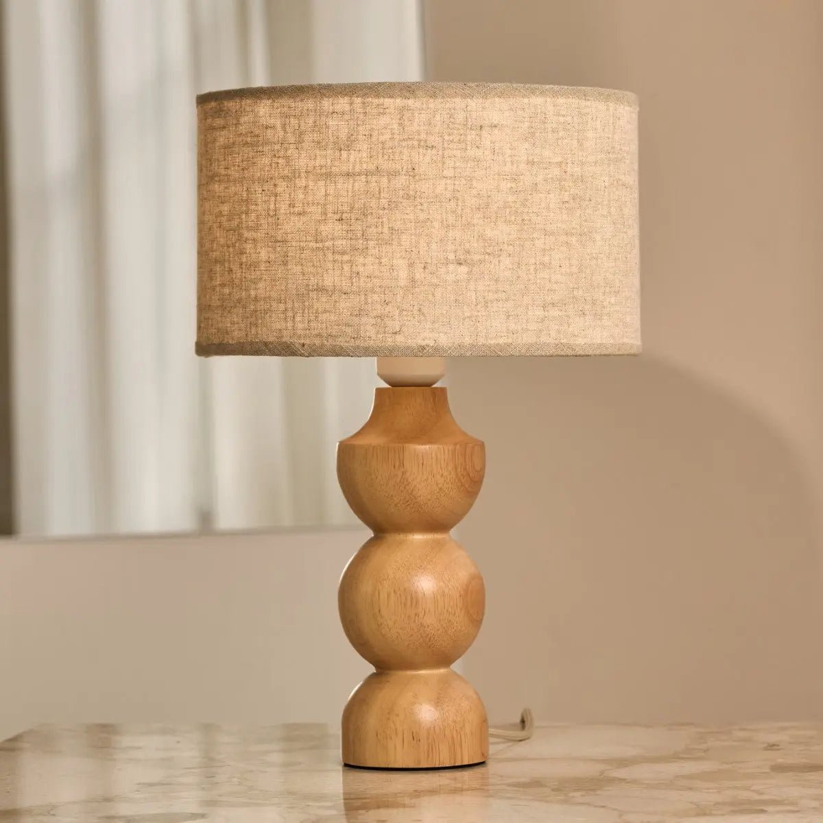 Oliver – Tischlampe aus Holz mit Leinen-Lampenschirm