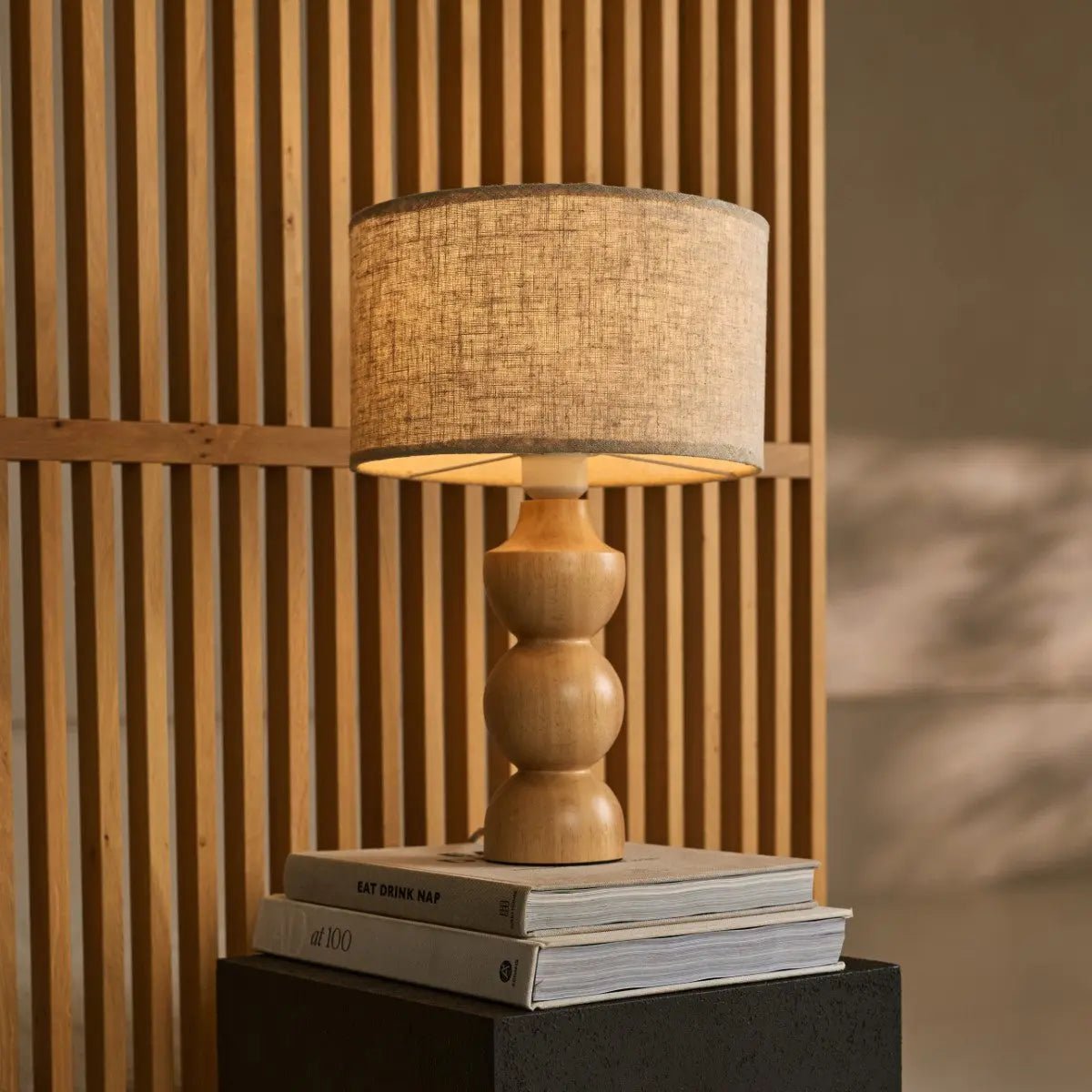 Oliver – Tischlampe aus Holz mit Leinen-Lampenschirm