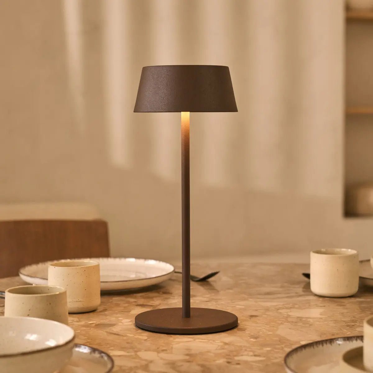 Hugo Mocha Brown Tischlampe – Wiederaufladbar, kabellos & dimmbar