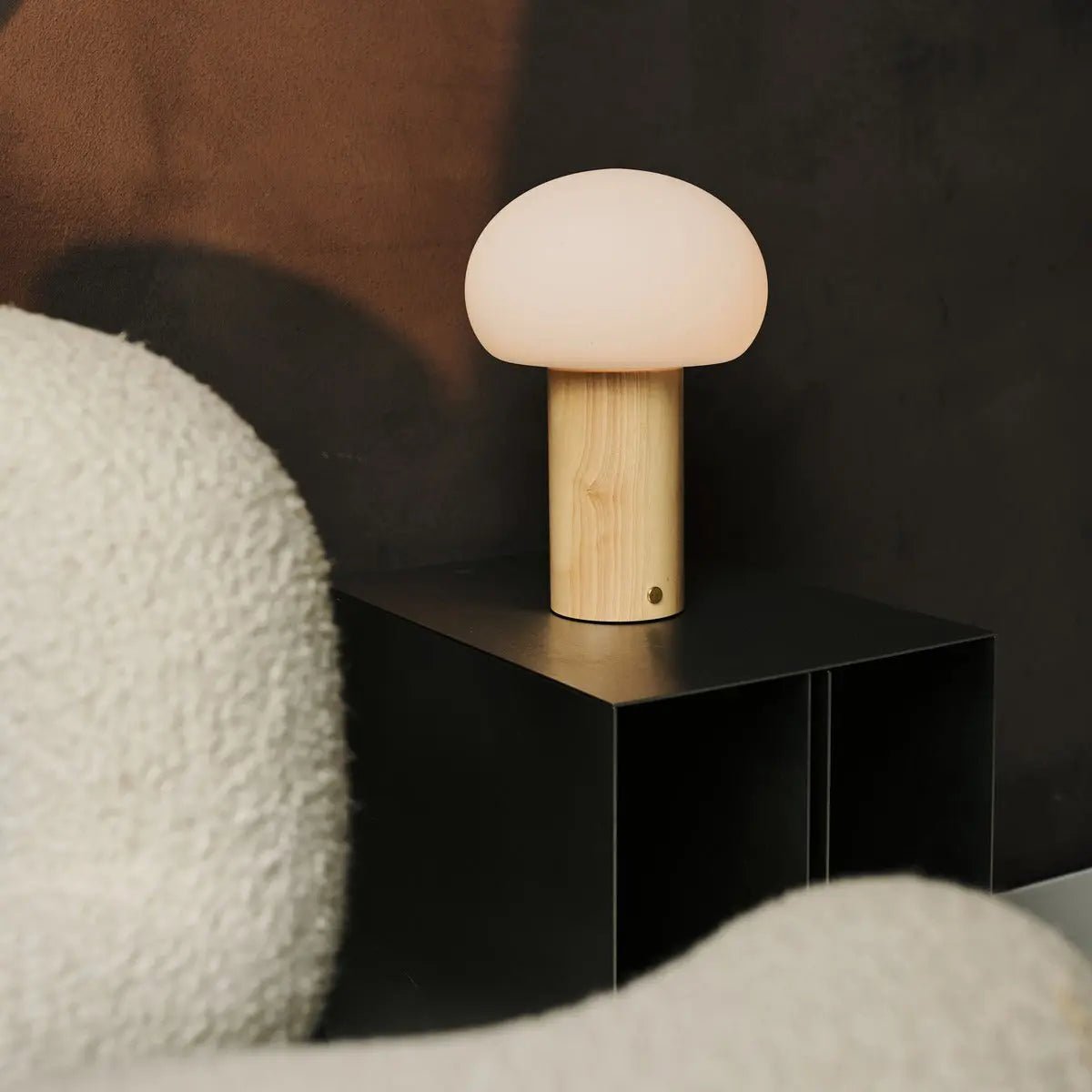 Sam Holztischlampe – Hellbraun mit Glas, wiederaufladbar & dimmbar