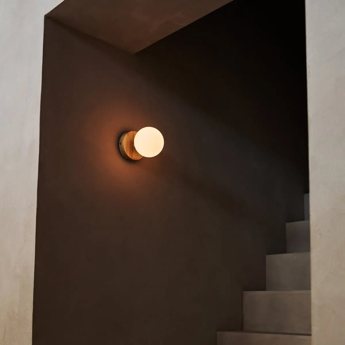 Kabellose Wandleuchte Richella aus Holz und Milchglas