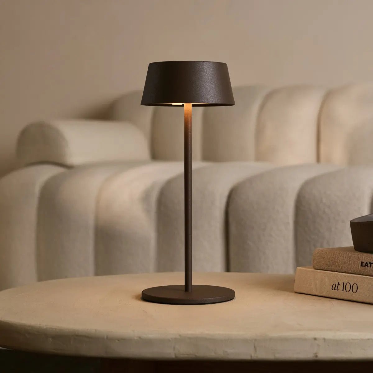 Hugo Mocha Brown Tischlampe – Wiederaufladbar, kabellos & dimmbar