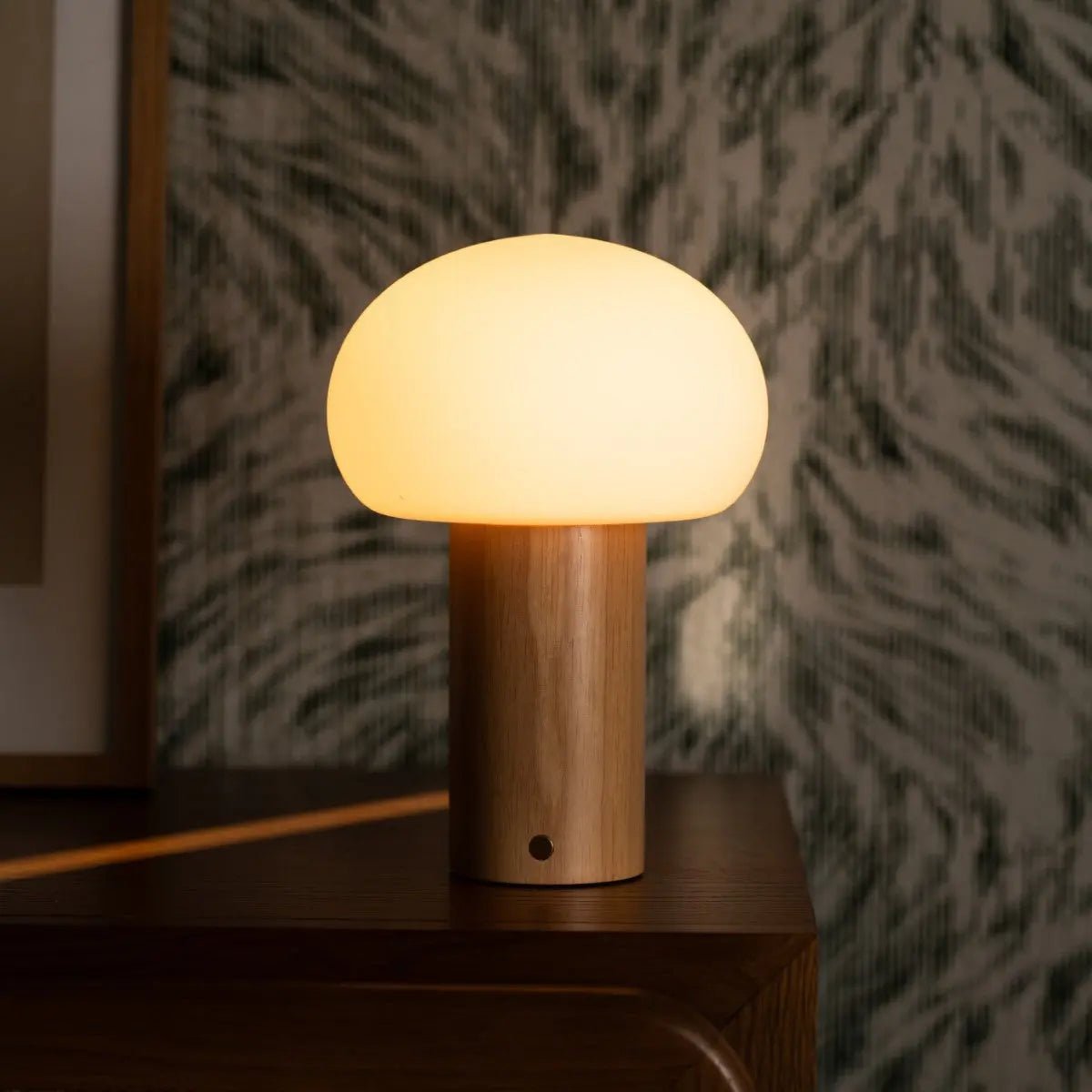 Sam Holztischlampe – Hellbraun mit Glas, wiederaufladbar & dimmbar