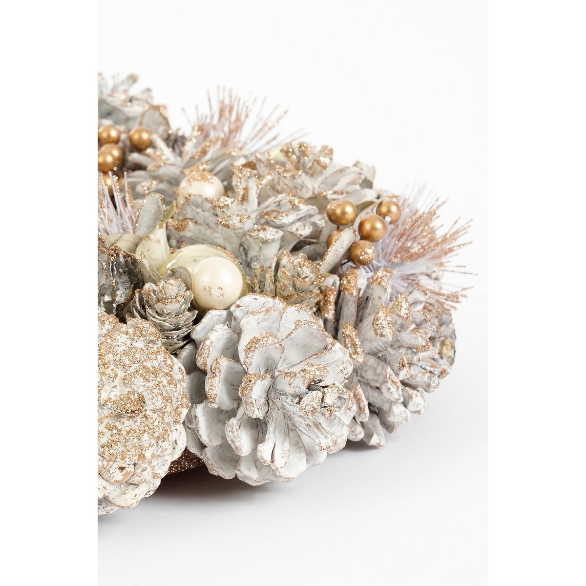 Hanley Weihnachtskranz – Kiefernkegel – Weiß & Gold – Ø34 × H9 cm