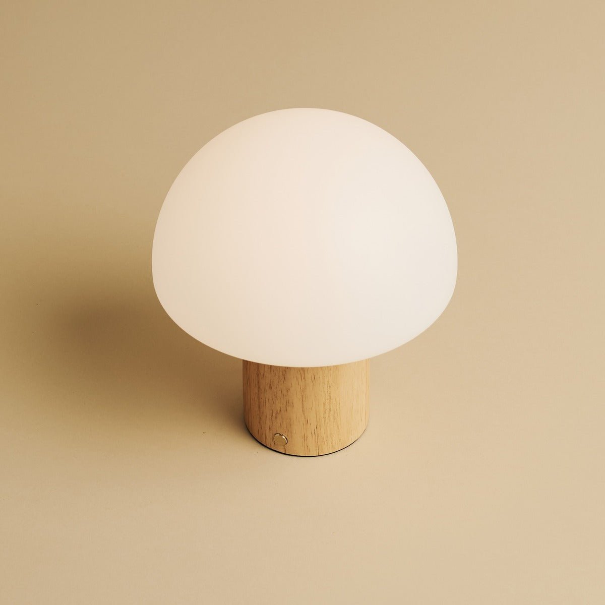 Mia Holztischlampe – Hellbraun, wiederaufladbar & dimmbar