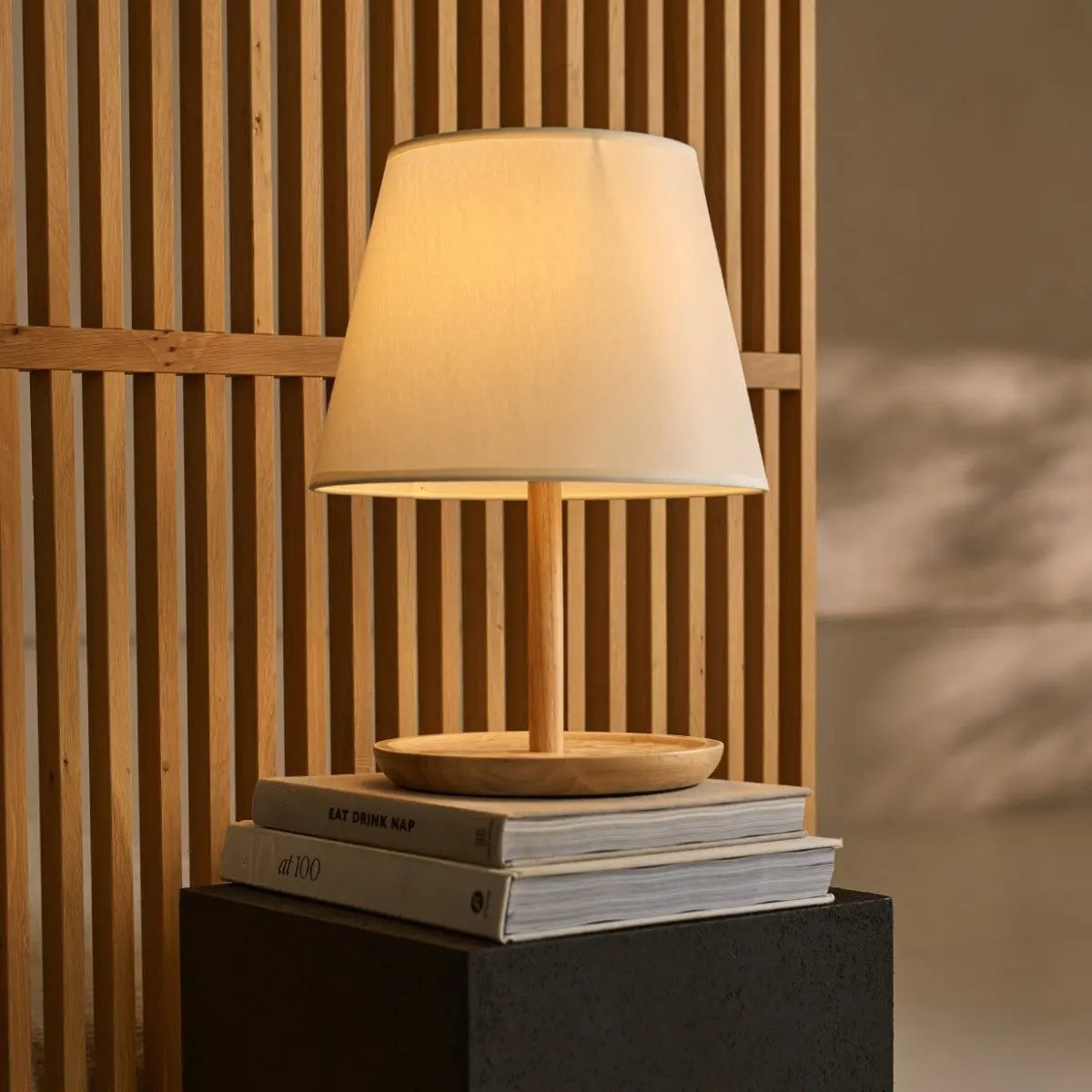 Tischlampe Emily aus Holz und Stoff