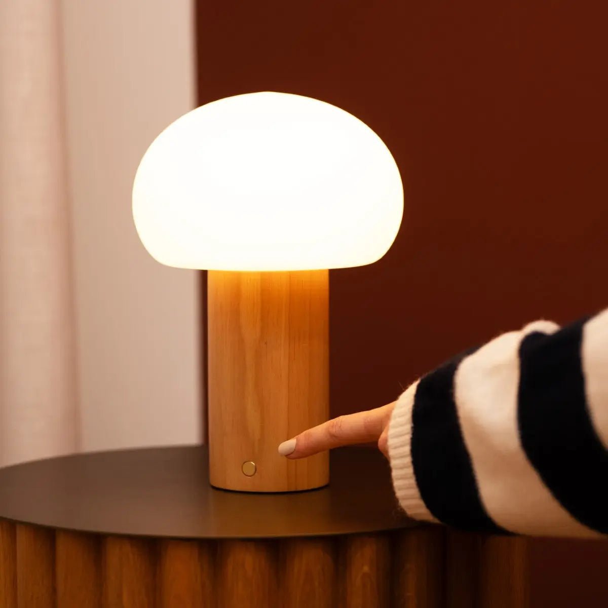 Sam Holztischlampe – Hellbraun mit Glas, wiederaufladbar & dimmbar