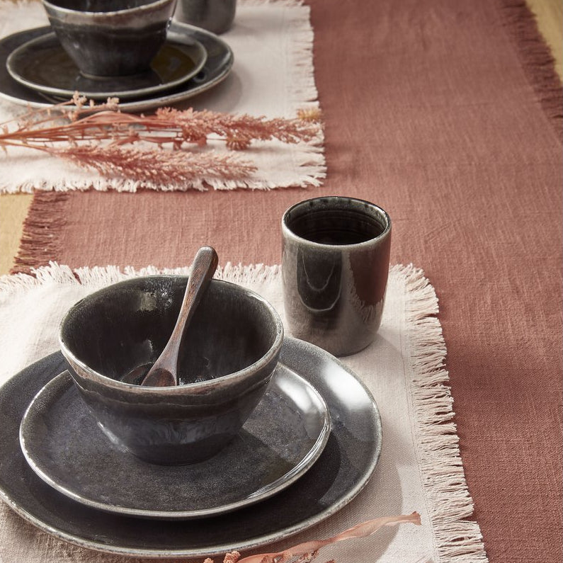 Gedeckter Tisch mit schwarzem Keramik Geschirrset