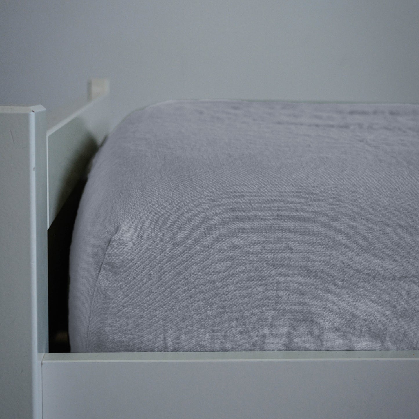 Hellgraues Hanf-Bettlaken aus 100 % Hanf, atmungsaktiv und weich fallend