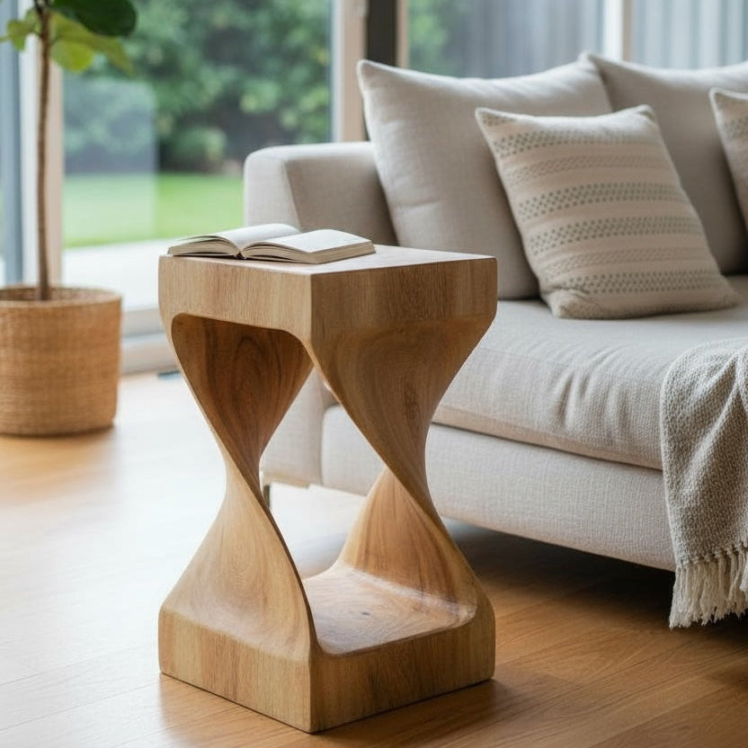 Holzhocker aus massivem Samanholz mit geschwungener Form