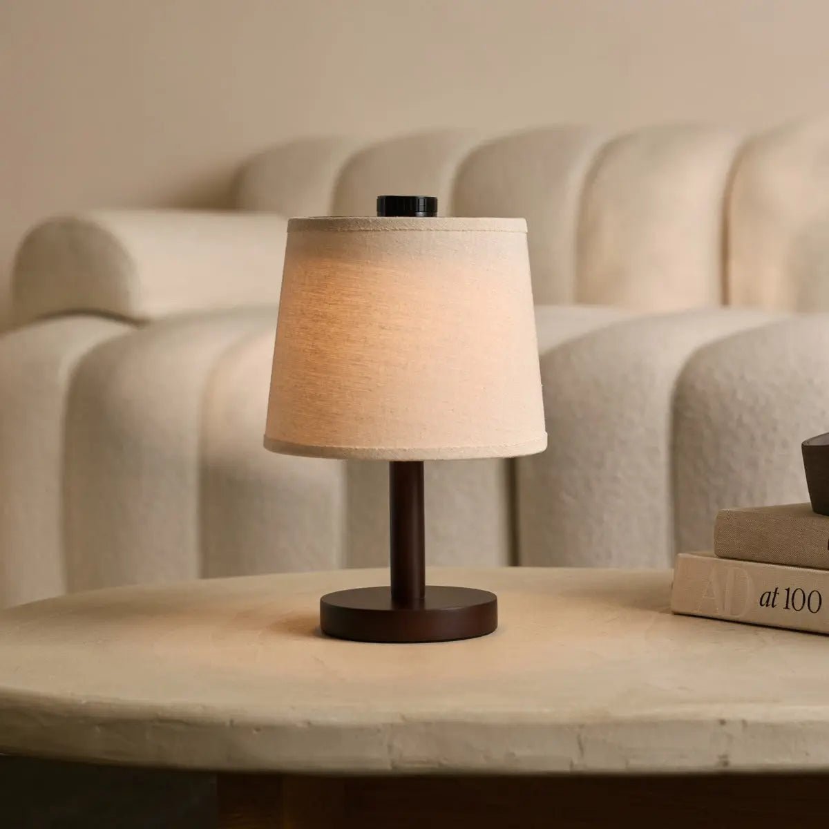 Kabellose Tischlampe Rover aus Holz und Stoff