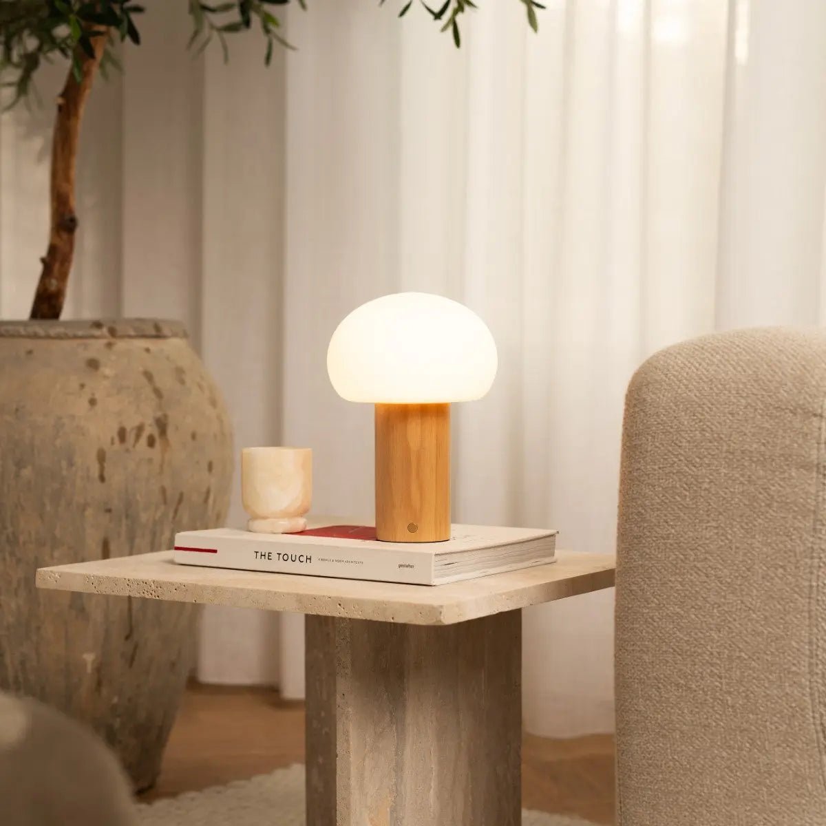 Kabellose Tischlampe Sam aus Holz und Milchglas