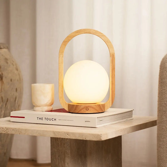 Kabellose Tischlampe Skye aus Holz und Milchglas