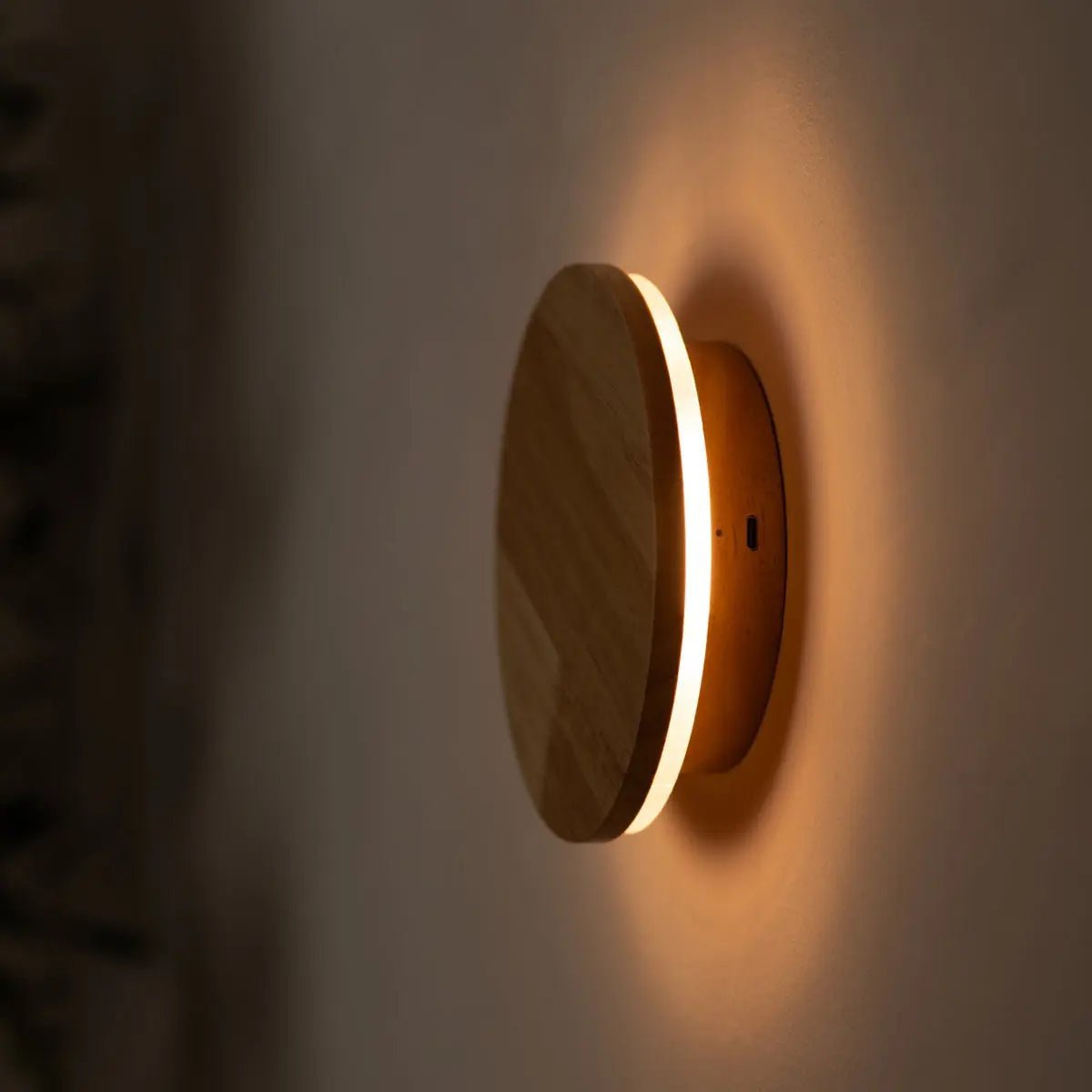 Kabellose Wandleuchte Lou aus Holz