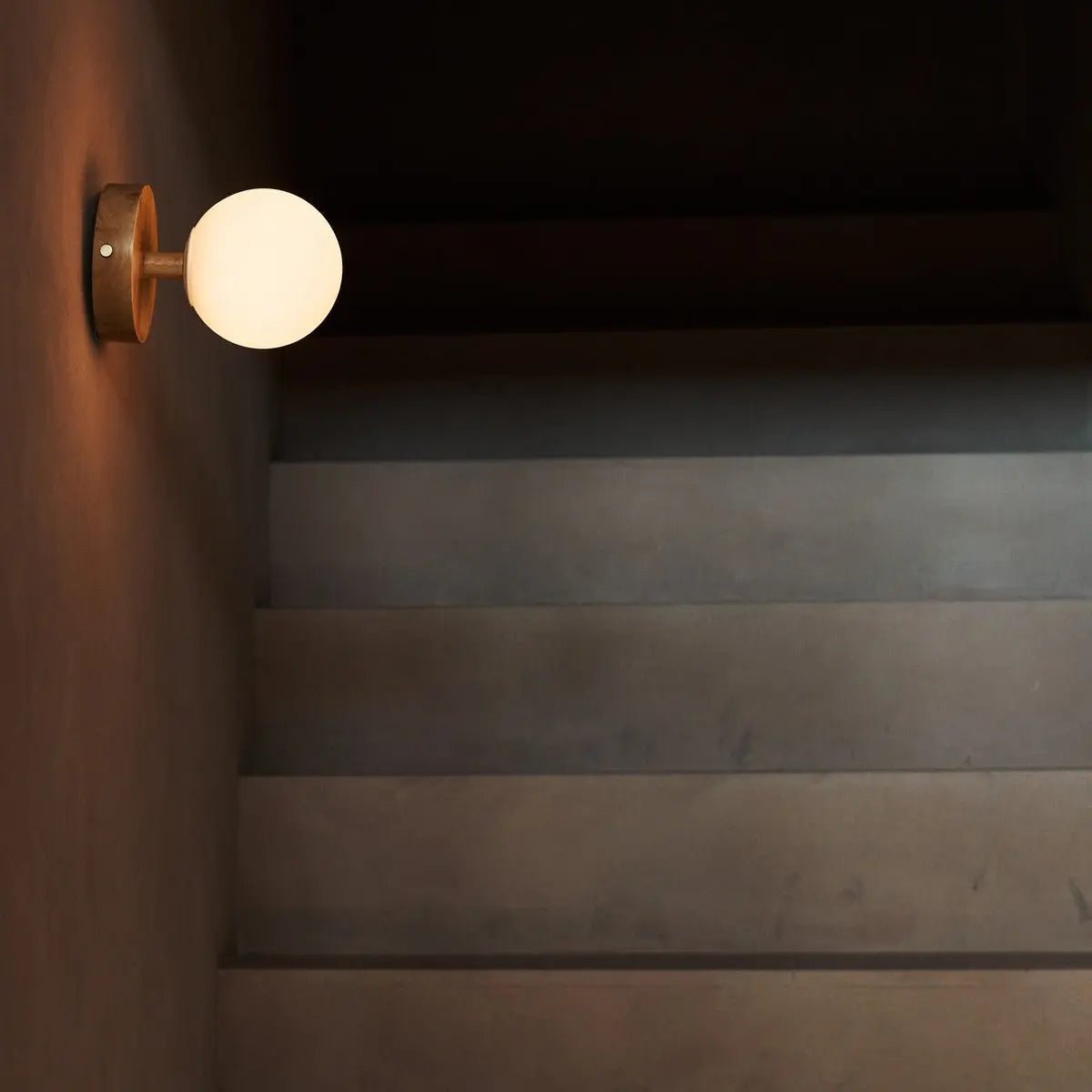 Kabellose Wandleuchte Richella aus Holz und Milchglas