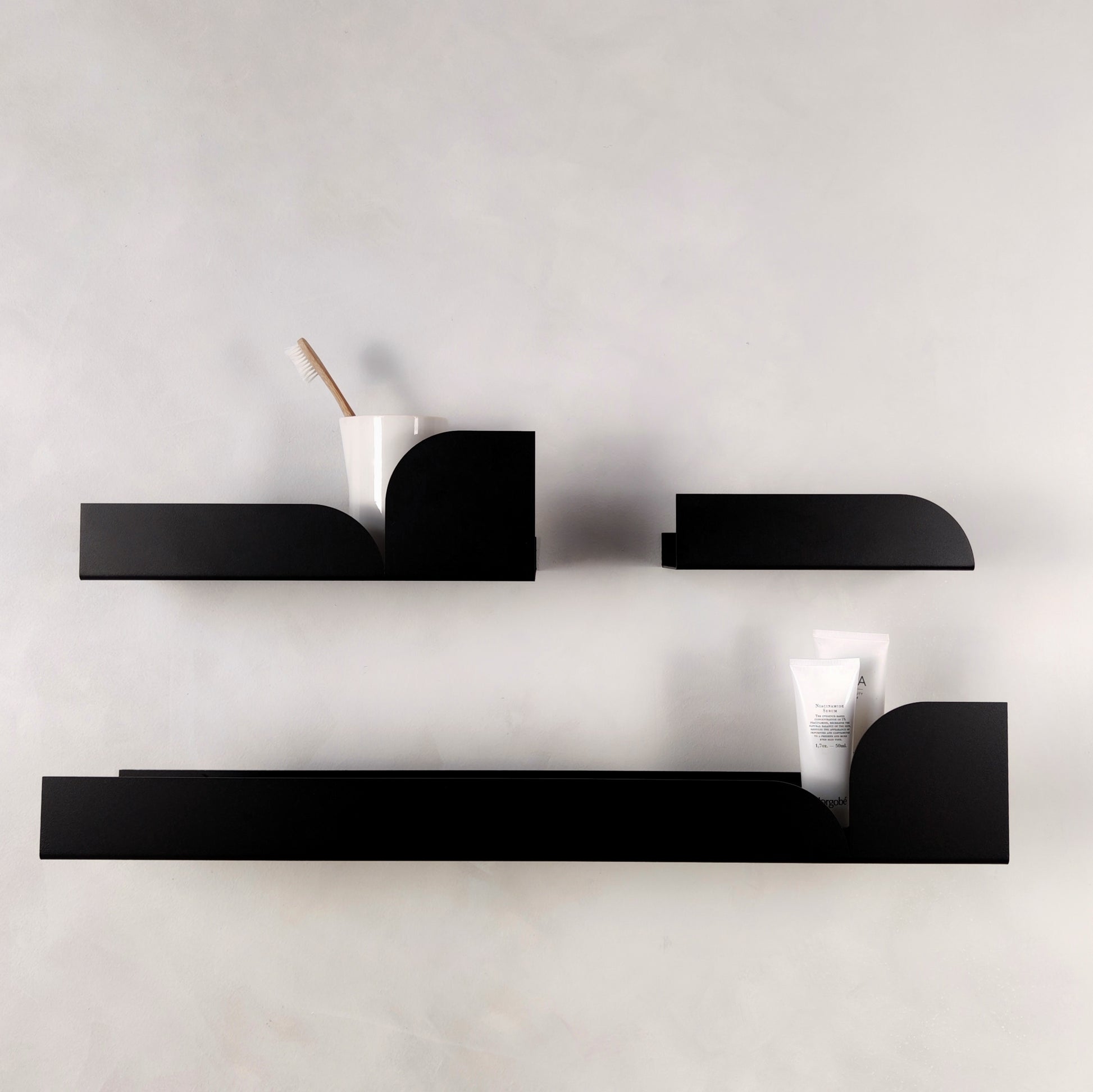 Schwarze Metall Wandregale im minimalistischen Design an heller Wand