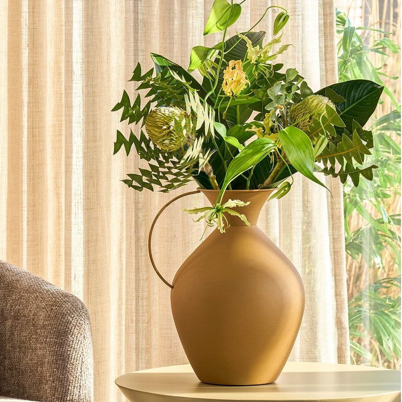 Markante Vase aus Eisen in warmer Ockergelb-Nuance