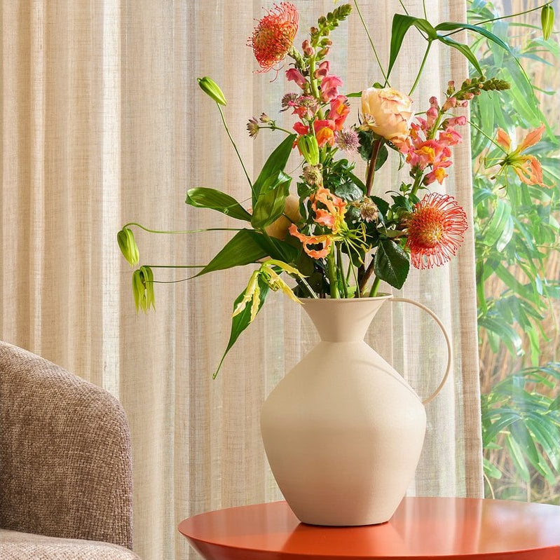 Metallvase mit Henkel - Creme im Wohnzimmer