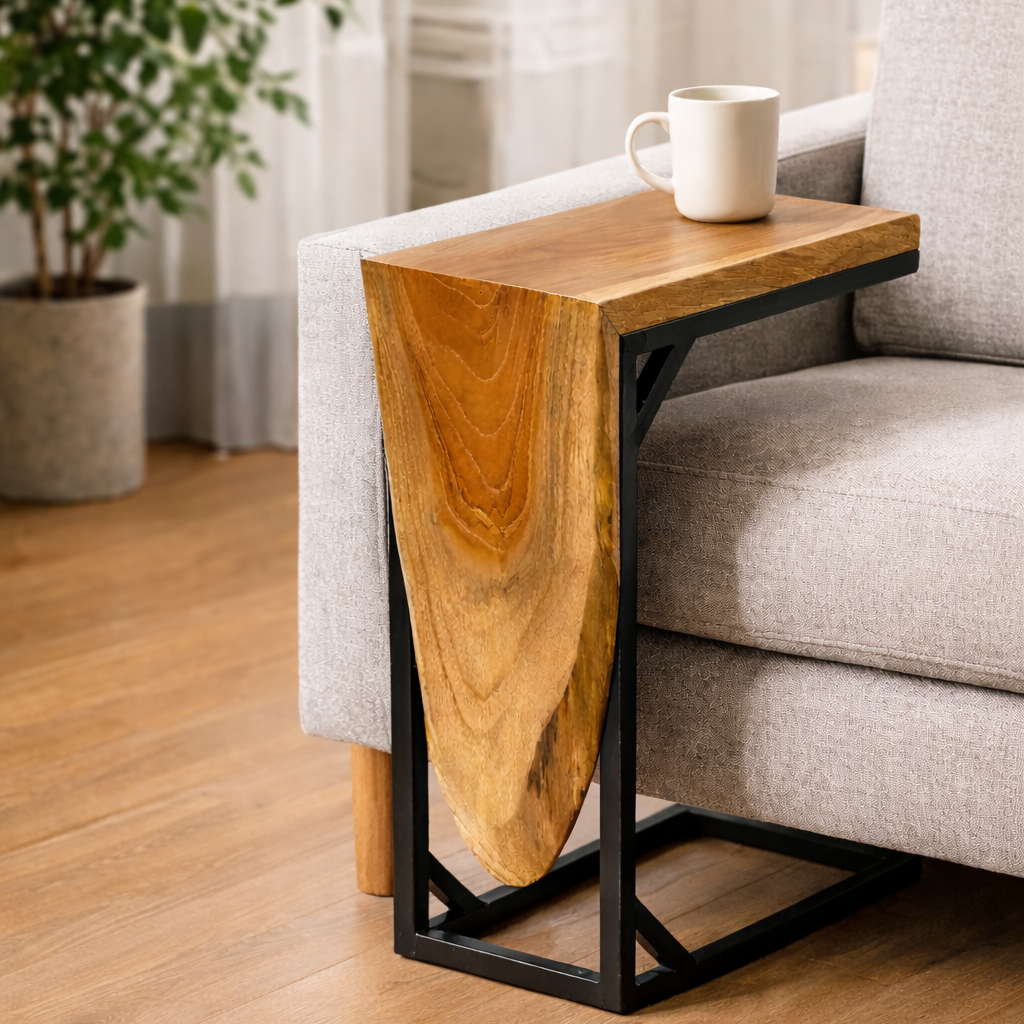 Sofa Beistelltisch aus Teakholz mit schwarzem Metallgestell neben einem Sofa