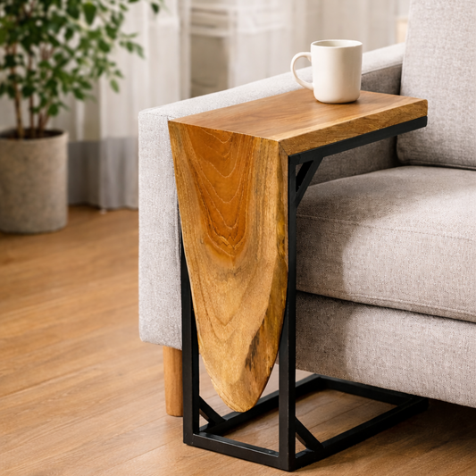 Sofa Beistelltisch aus Teakholz mit schwarzem Metallgestell neben einem Sofa