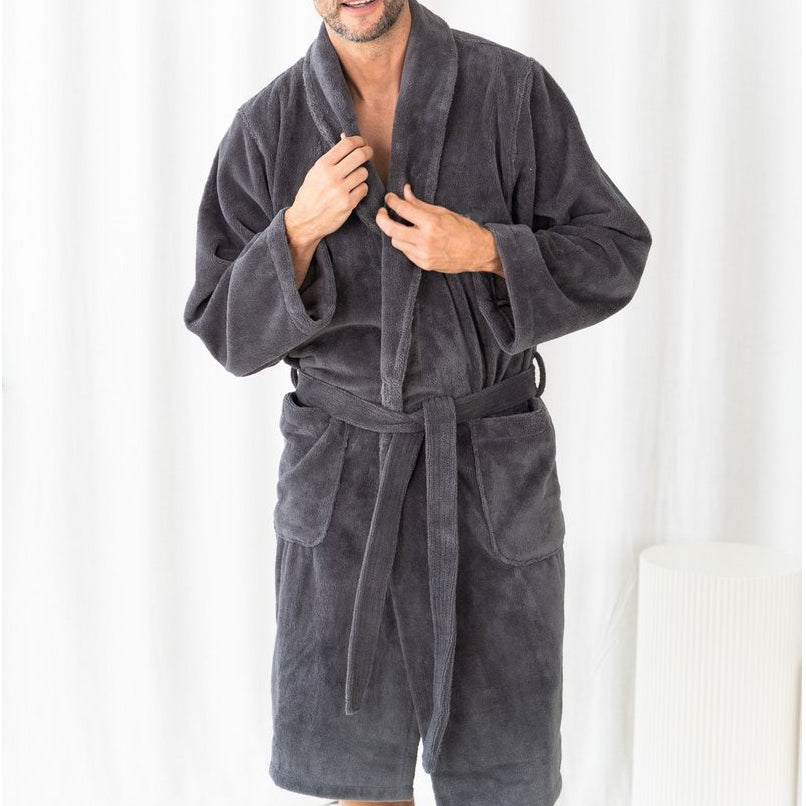 Mann trägt einen Teddy-Bademantel in Charcoal Grey und blickt lächelnd in die Kamera