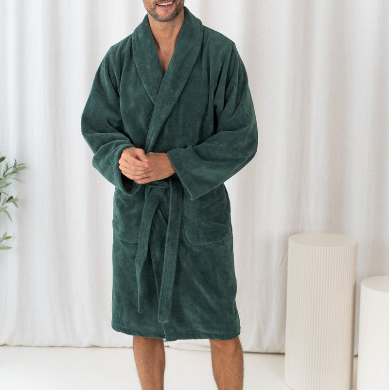 Mann trägt einen eucalyptusgrünen Teddy-Bademantel aus Fleece und Baumwolle