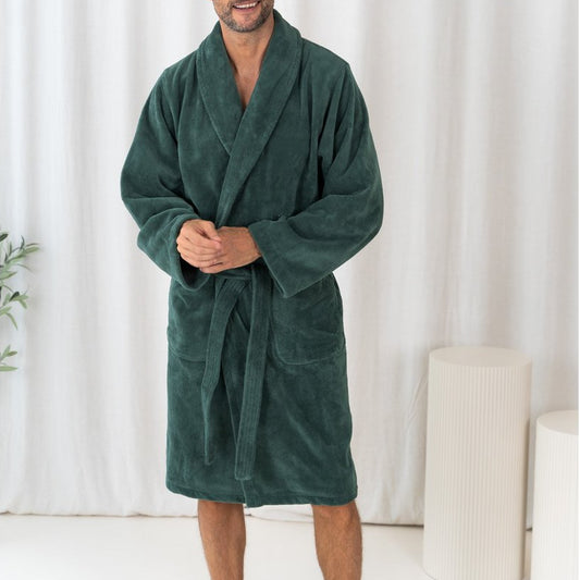Mann trägt einen eucalyptusgrünen Teddy-Bademantel aus Fleece und Baumwolle