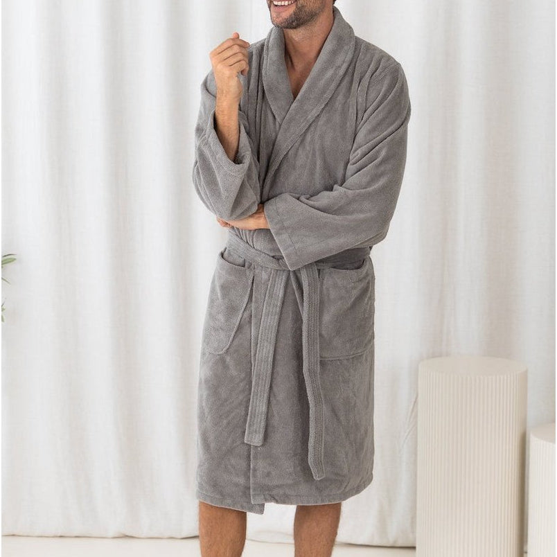 Mann trägt schiefergrauen Teddy-Bademantel mit Fleece-Außenseite und Baumwoll-Innenseite