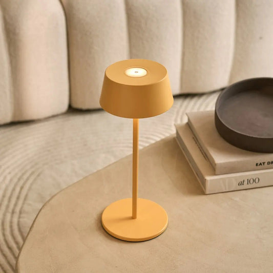 Kabellose Tischlampe dimmbar auf gedecktem Tisch mit warmem Licht
