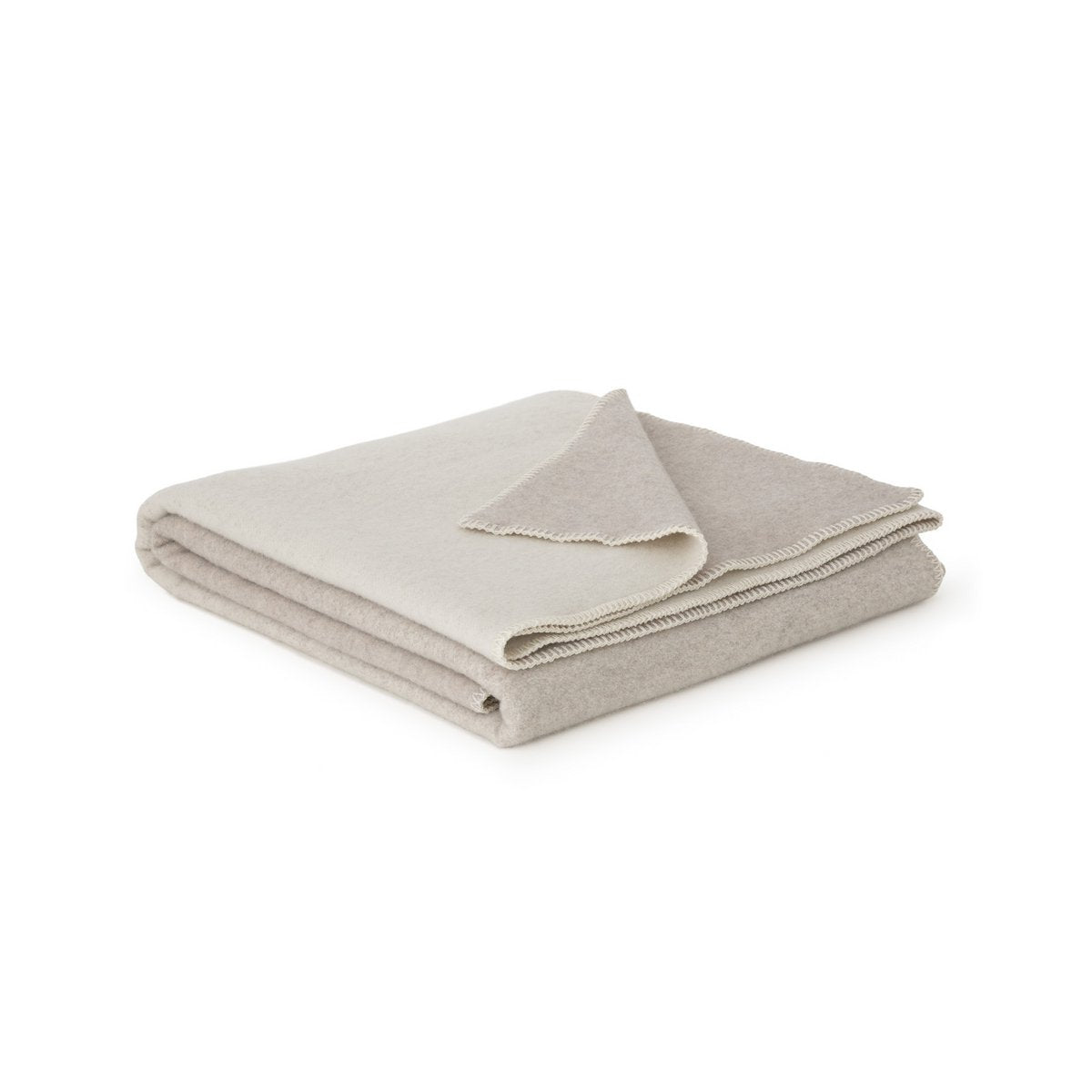Gefaltete Decke in Beige und Weiß mit umgeschlagener Ecke und heller Ziernaht.